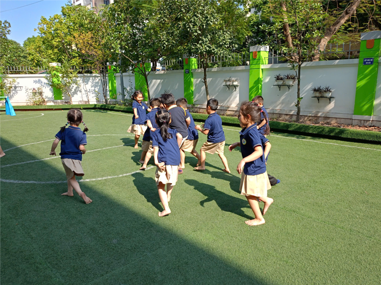 Cùng các bé Alvin 1 chơi đá bóng nhé!